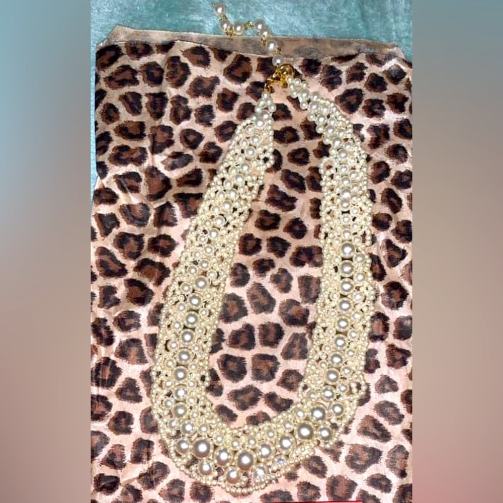 A pearl necklace